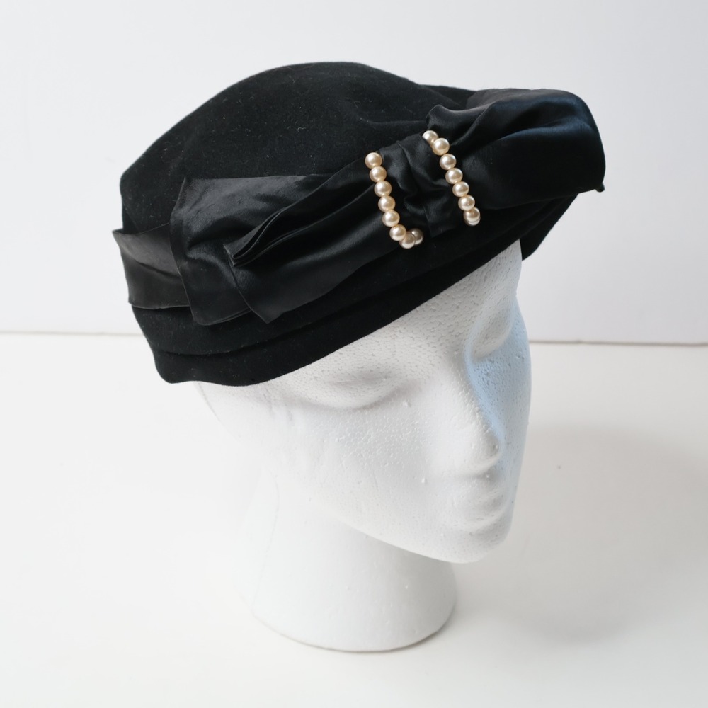 Vintage Klara Alma Black Wool‎ Felt Bow Faux Pearl Pillbox Calot Hat 1950s 1960s
